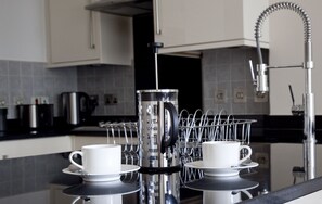 Full-sized fridge, microwave, stovetop, coffee/tea maker - Valley Park Studios (Harrogate)