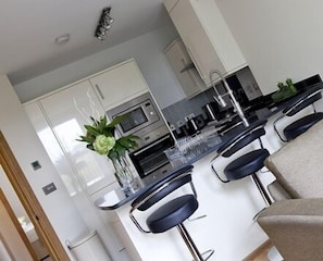 Luxury Apartment, 2 Bedrooms, Balcony | Private kitchen | Full-size fridge, microwave, stovetop, coffee/tea maker - Valley Park Studios (Harrogate)