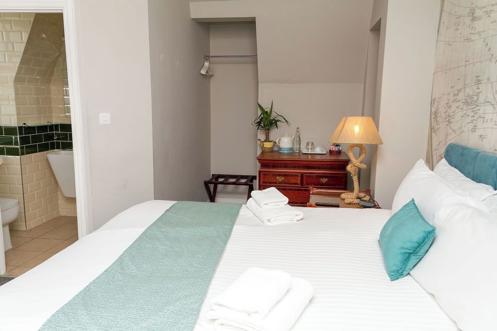 Superior kamer, en-suite badkamer | Een bureau, verduisterende gordijnen, een strijkplank/strijkijzer