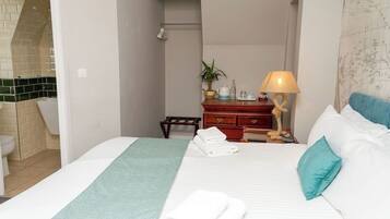 Superior Room, Ensuite | Desk, blackout drapes, iron/ironing board, rollaway beds