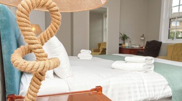 Quarto luxo, suíte | Escrivaninha, cortinas blackout, ferros/tábuas de passar roupa