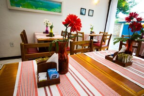 Free daily buffet breakfast - Pousada do Centro Oeste (Búzios)