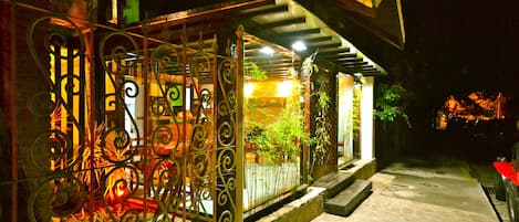 Vista frontal de la propiedad por la tarde o noche