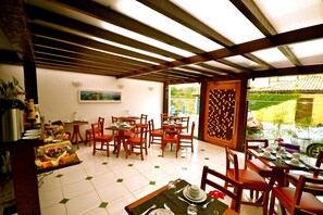 Free daily buffet breakfast - Pousada do Centro Oeste (Búzios)