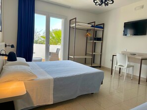 Habitación triple, varias camas, baño privado, vista al océano | Sábanas italianas Frette, ropa de cama hipoalergénica y edredón 