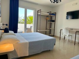 三人房, 多張床, 私人浴室, 海景 | 意大利 Frette 床單、防敏寢具、羽絨被、迷你吧