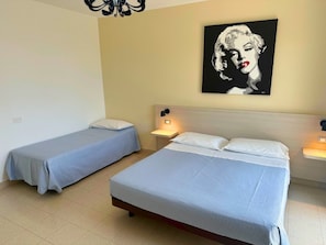 Kamar Triple, Beberapa Tempat Tidur, kamar mandi pribadi, pemandangan samudra | Seprai Frette Italia, seprai antialergi, selimut bulu angsa, dan minibar