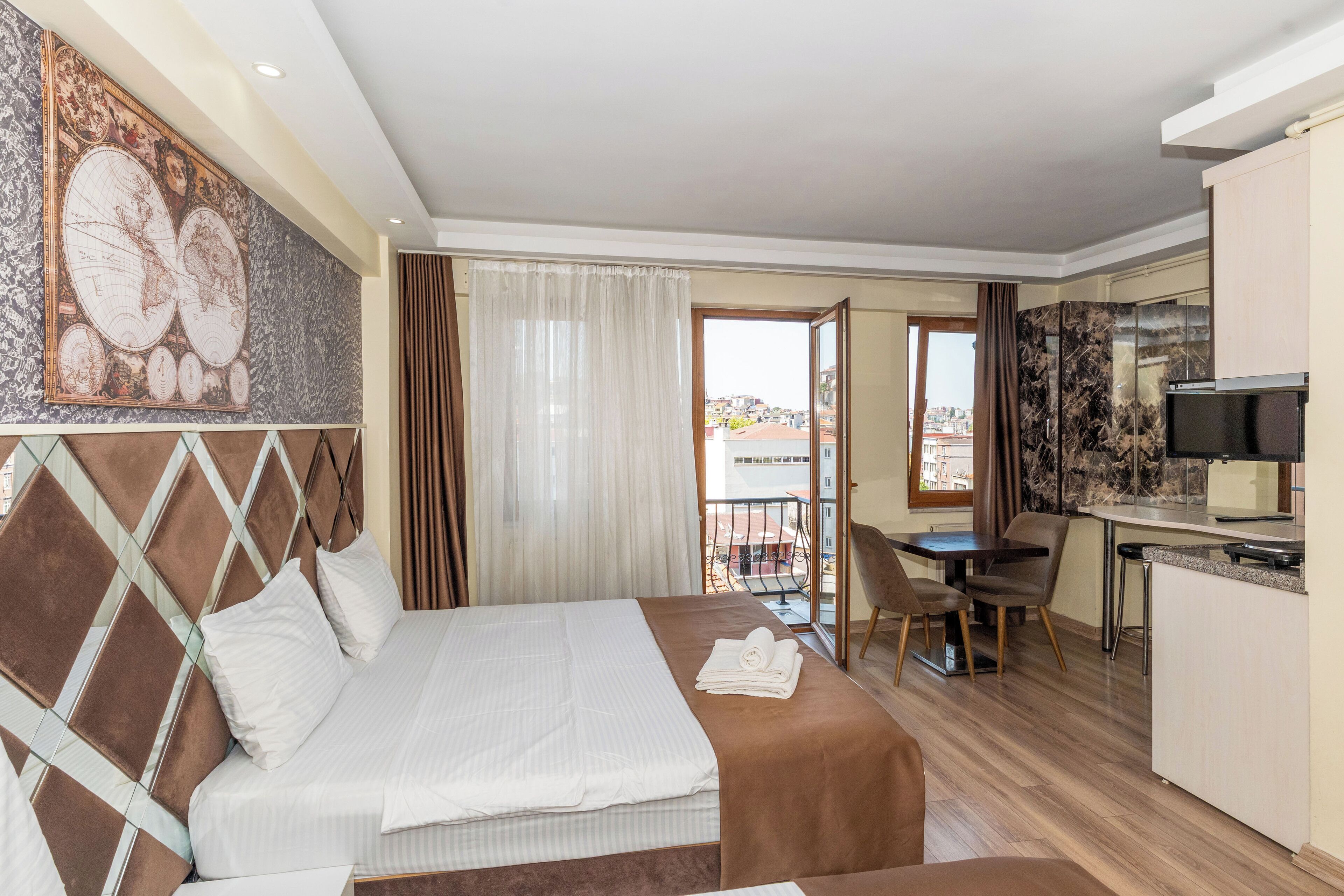 Chambre Triple, cuisine, vue ville | Draps italiens Frette, literie de qualité supérieure