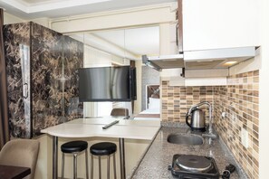 Refrigerador, tetera/pava eléctrica, utensilios de cocina