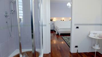 Un baño de hotel con ducha, inodoro y lavabo.