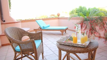 Luxury-Suite, 1 King-Bett, Badewanne, Parkblick | Terrasse/Patio