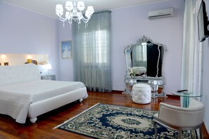 Suite Deluxe, 1 cama King size, baño en la habitación, vista a la alberca | Ropa de cama de alta calidad, minibar y decoración personalizada