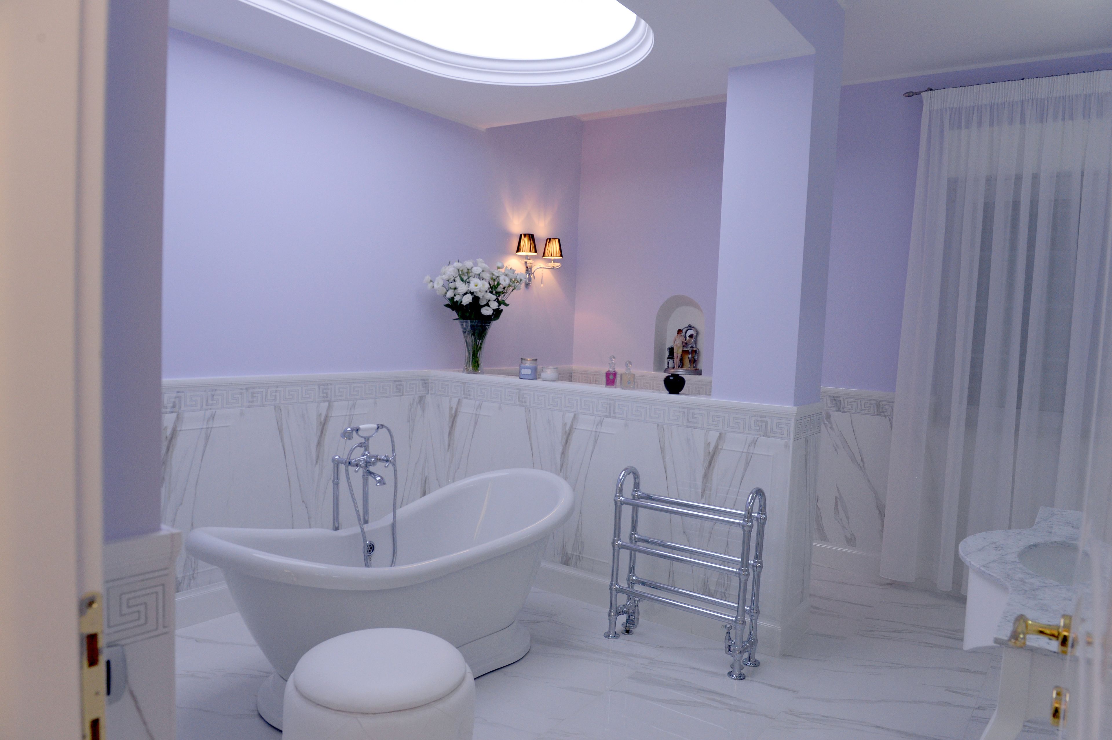 Un baño moderno con una bañera independiente, un tocador con espejo y una zona de ducha.