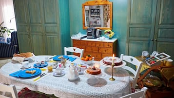 Café da manhã feito na hora grátis todos os dias