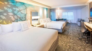 Escritorio, cortinas blackout y tabla de planchar con plancha