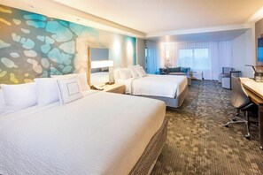 Escritorio, cortinas blackout y tabla de planchar con plancha