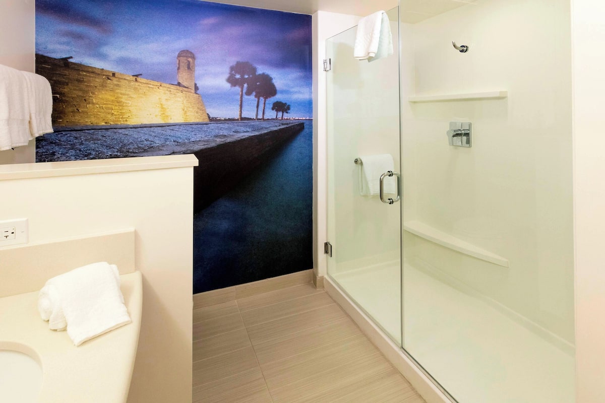 room, 1 king bed, non smoking | bathroom | free toiletries, hair dryer, towels