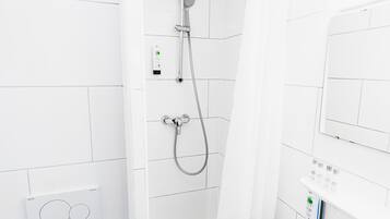 Un baño moderno con ducha, inodoro y lavabo.