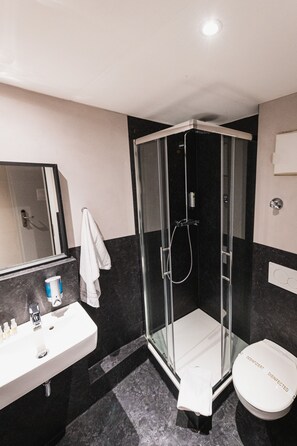 GrandLit Zimmer (140cm Bett) | Badezimmer | Dusche, kostenlose Toilettenartikel, Haartrockner, Handtücher