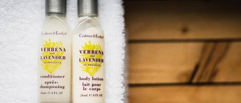 Dos botellas de perfume Crabtree & Evelyn sobre una toalla blanca.
