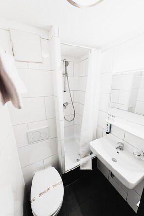 Bruser, gratis toiletartikler, hårtørrer, håndklæder