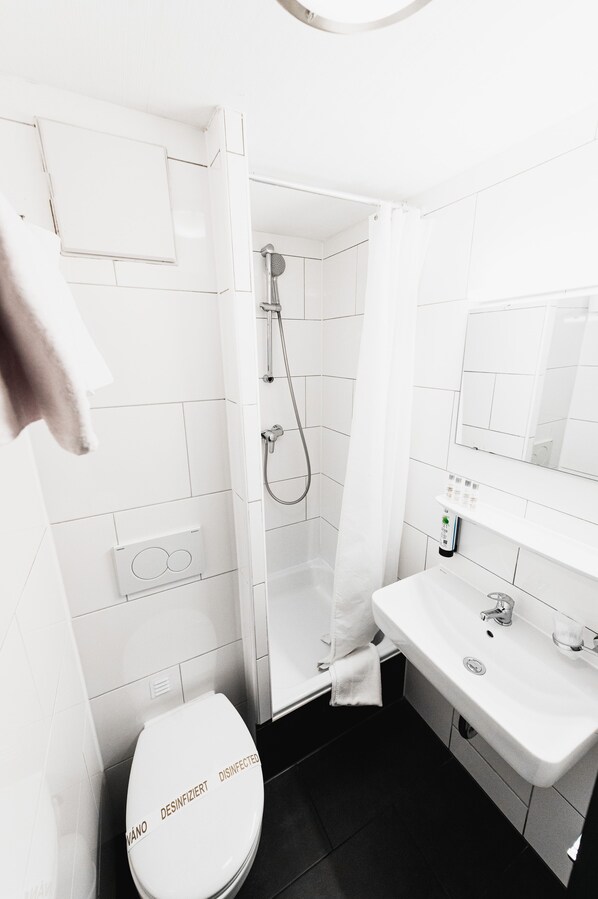 Dusche, kostenlose Toilettenartikel, Haartrockner, Handtücher