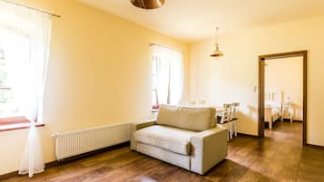 Departamento Deluxe, 1 habitación, vista al jardín | Área de sala de estar