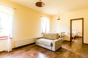 Deluxe Apartment, 1 Bedroom, Garden View | Living area