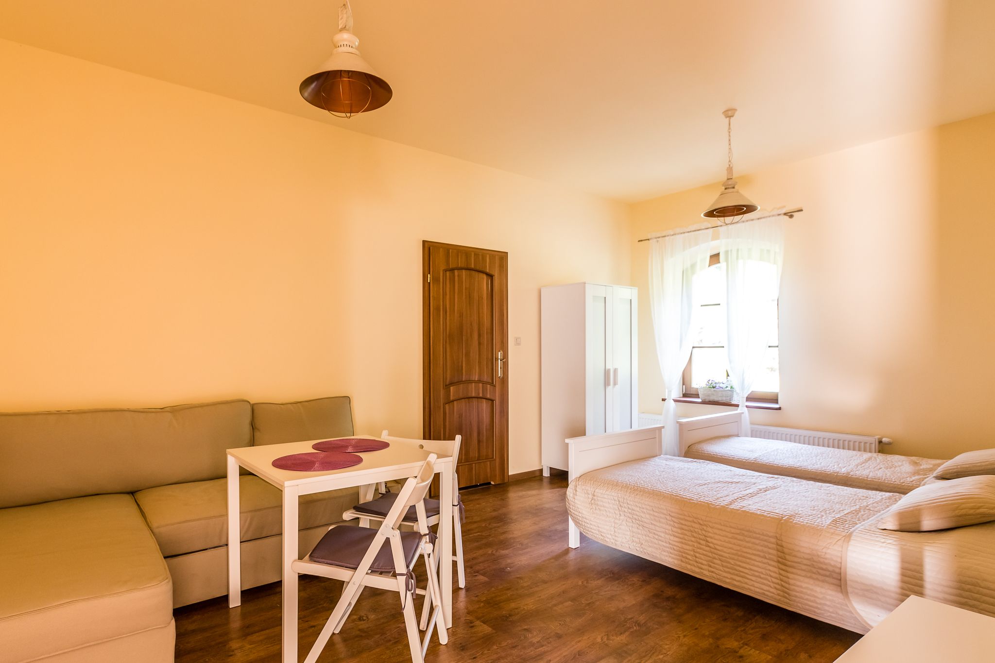 Habitación básica con 2 camas individuales, 2 camas individuales | Área de sala de estar