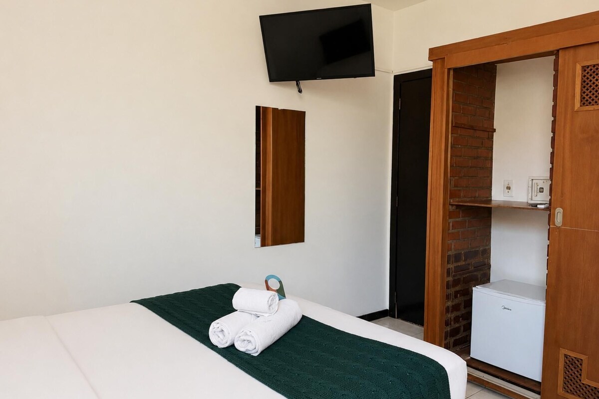 Minibar, free WiFi, bed sheets