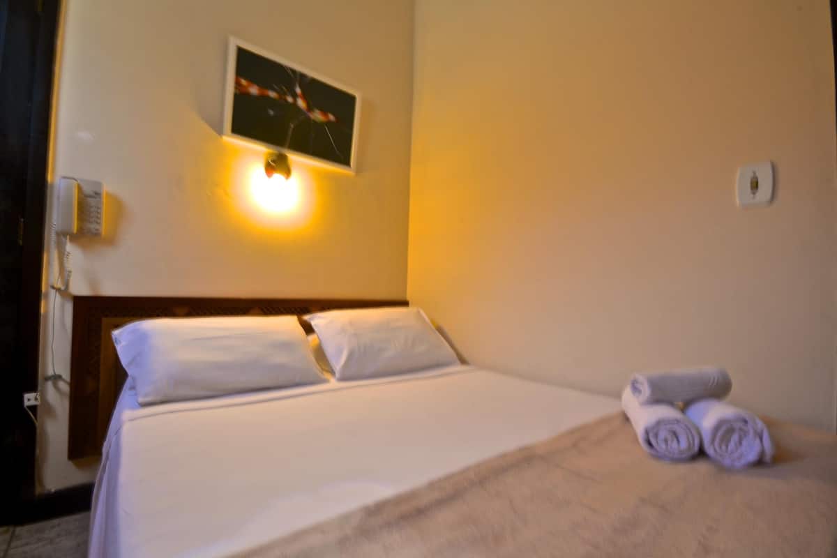 Minibar, free WiFi, bed sheets