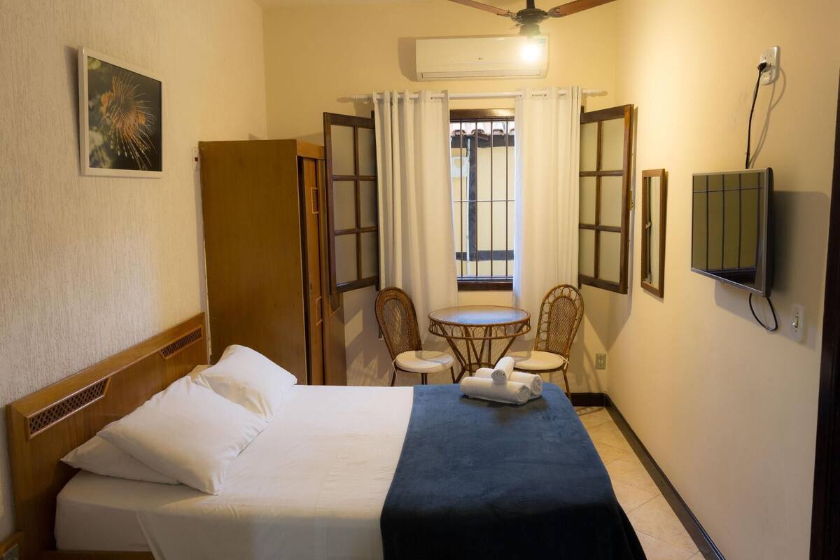 Minibar, free WiFi, bed sheets