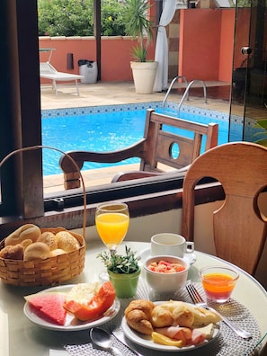 Desayuno buffet incluido todos los días 