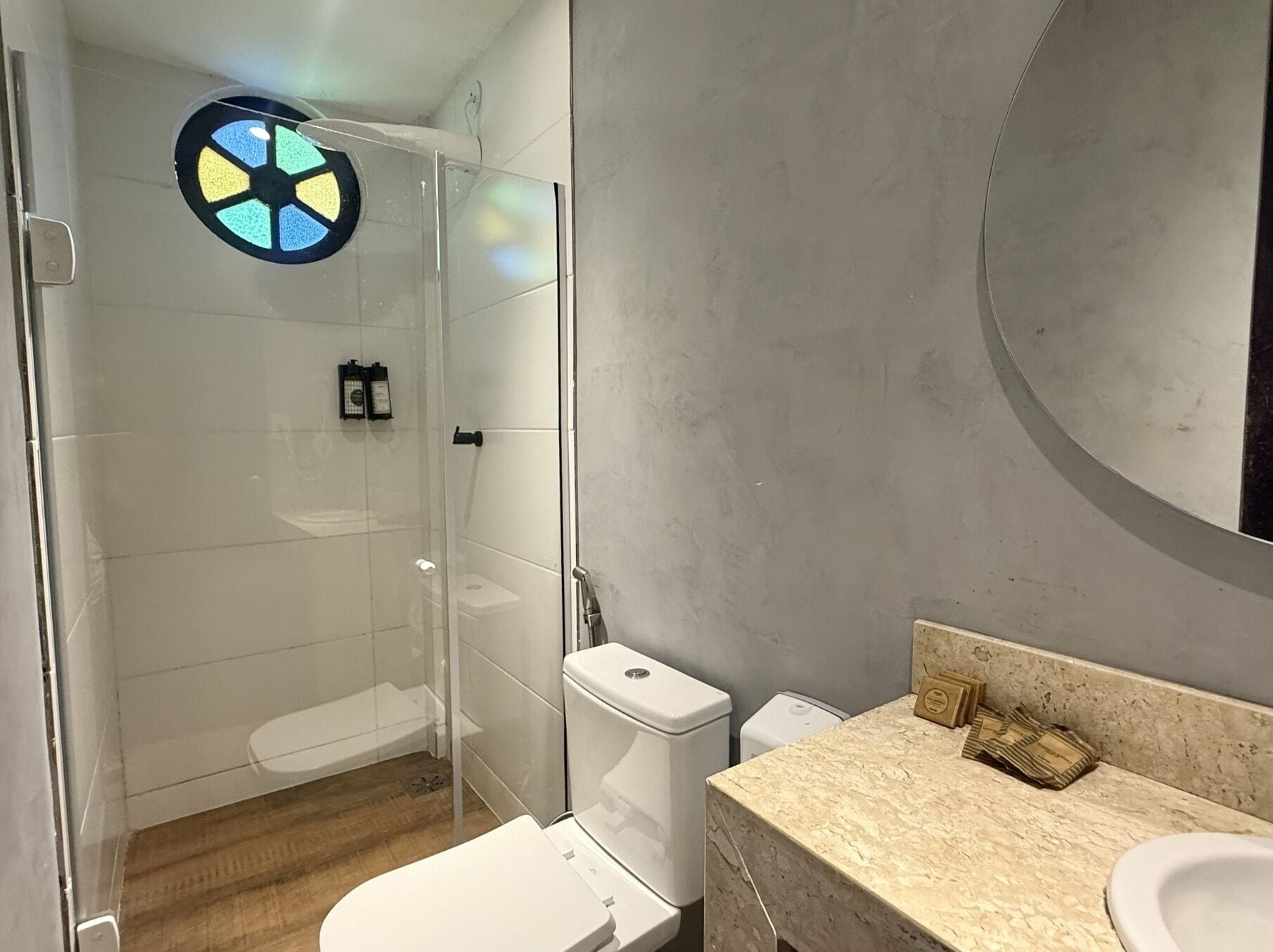 Suite estudio | Baño | Regadera, amenidades de baño gratuitas, secadora de cabello, toallas 