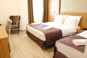 Seprai premium, minibar, brankas, dan meja kerja