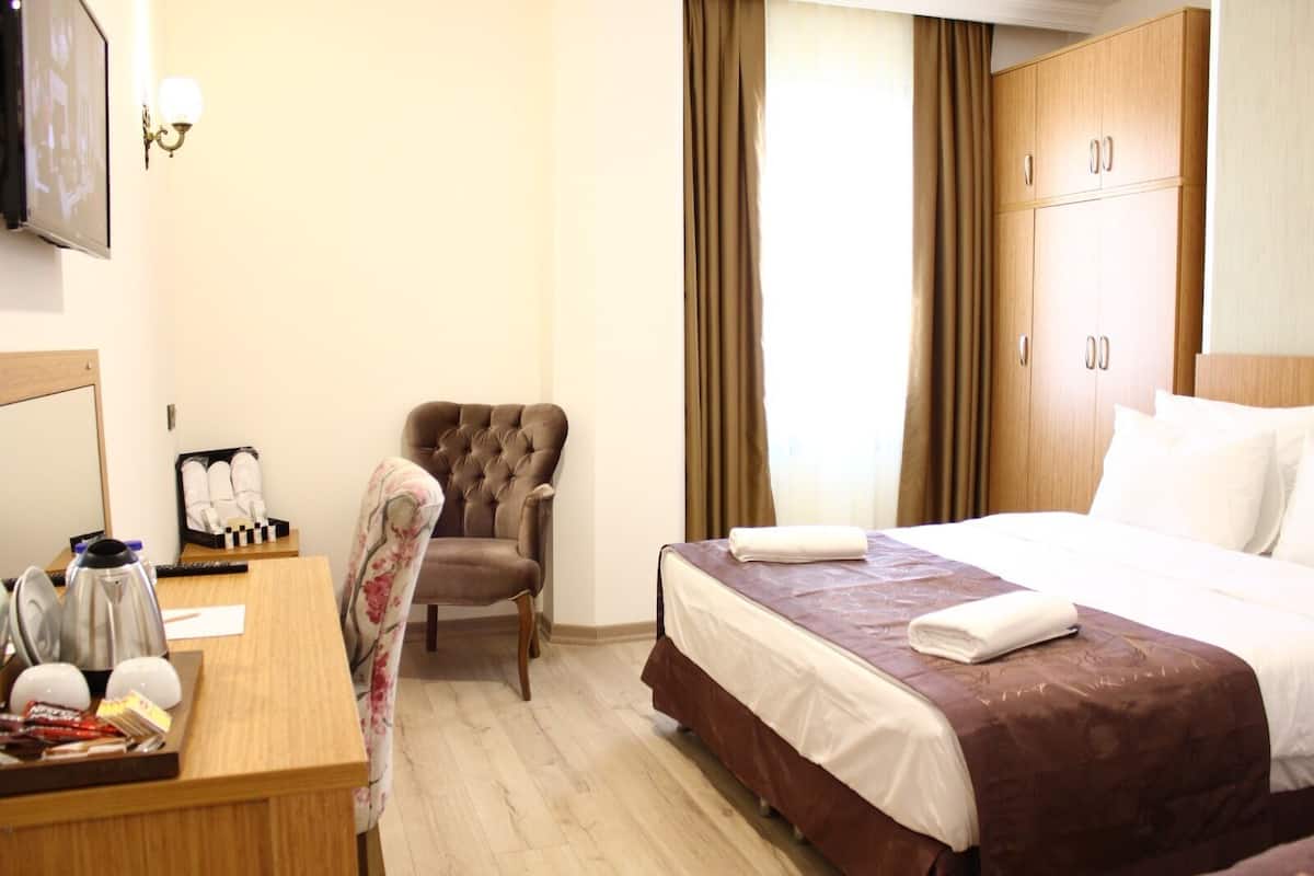 Standard Single Room, Non Smoking, City View | Premium-sengetøj, minibar, pengeskab på værelset, skrivebord
