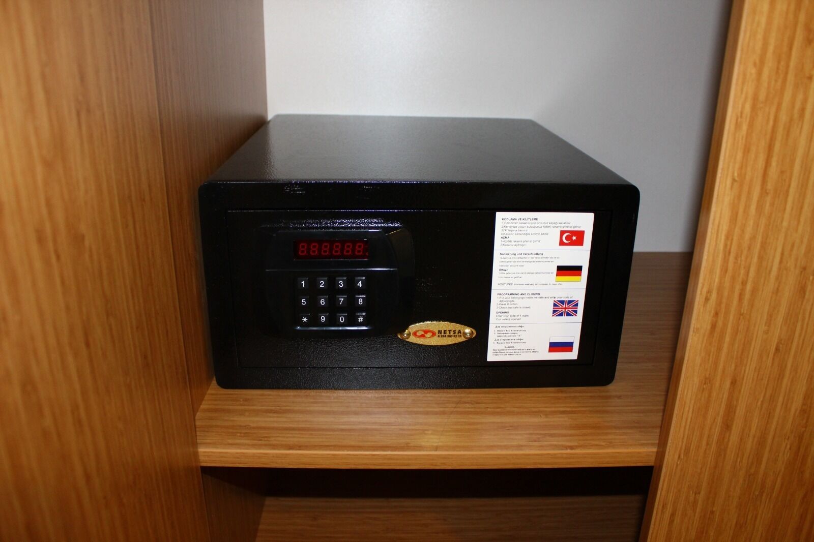 Ein schwarzer Safe mit einer digitalen Tastatur und einem Aufkleber, der angibt, dass es sich um einen NetSA-Safe handelt.