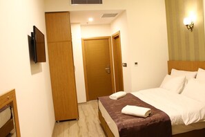 Seprai premium, minibar, brankas, dan meja kerja