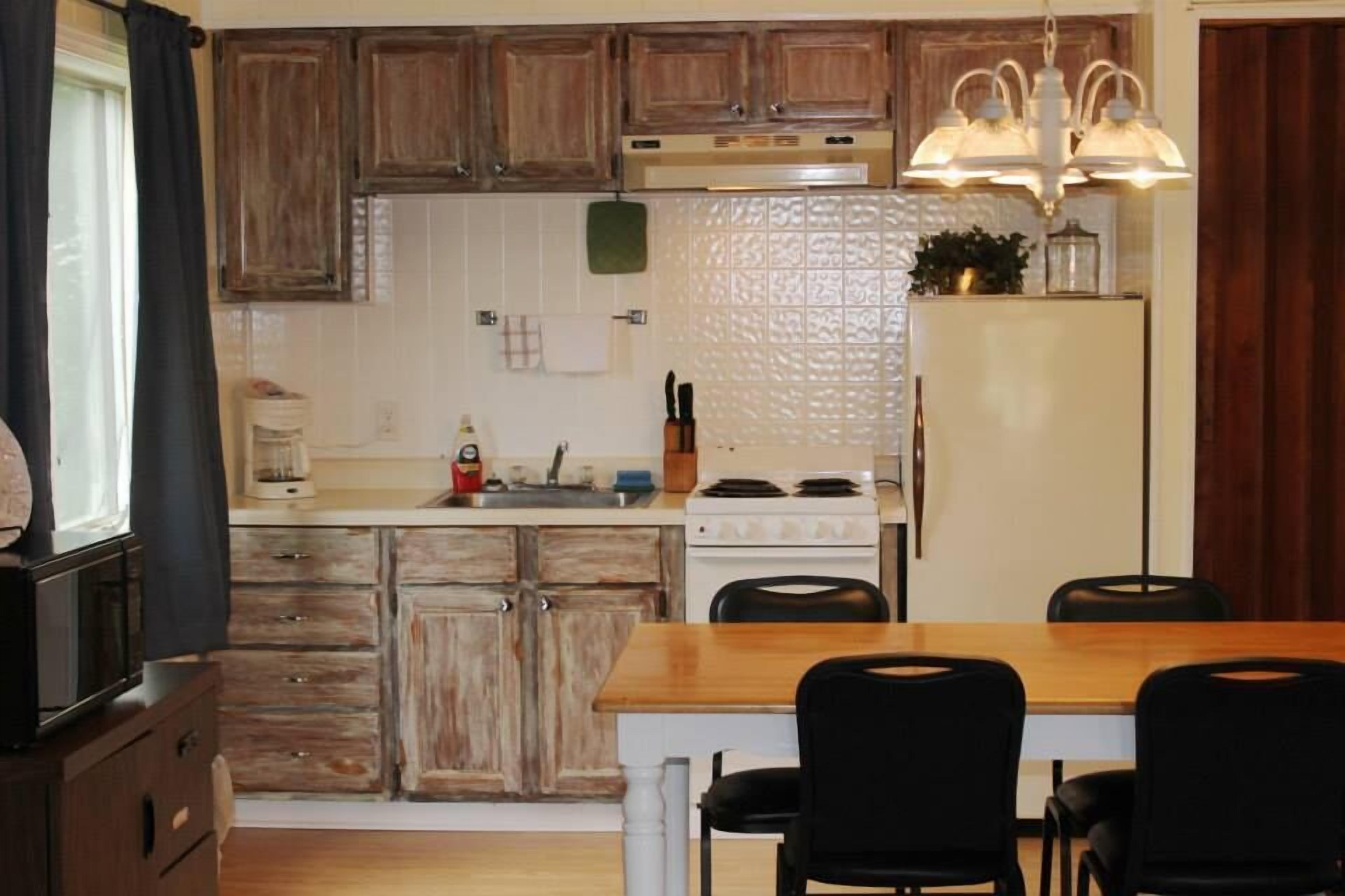 Habitación Deluxe, varias camas, cocina básica | Cocina básica privada | Frigorífico, microondas y cafetera o tetera