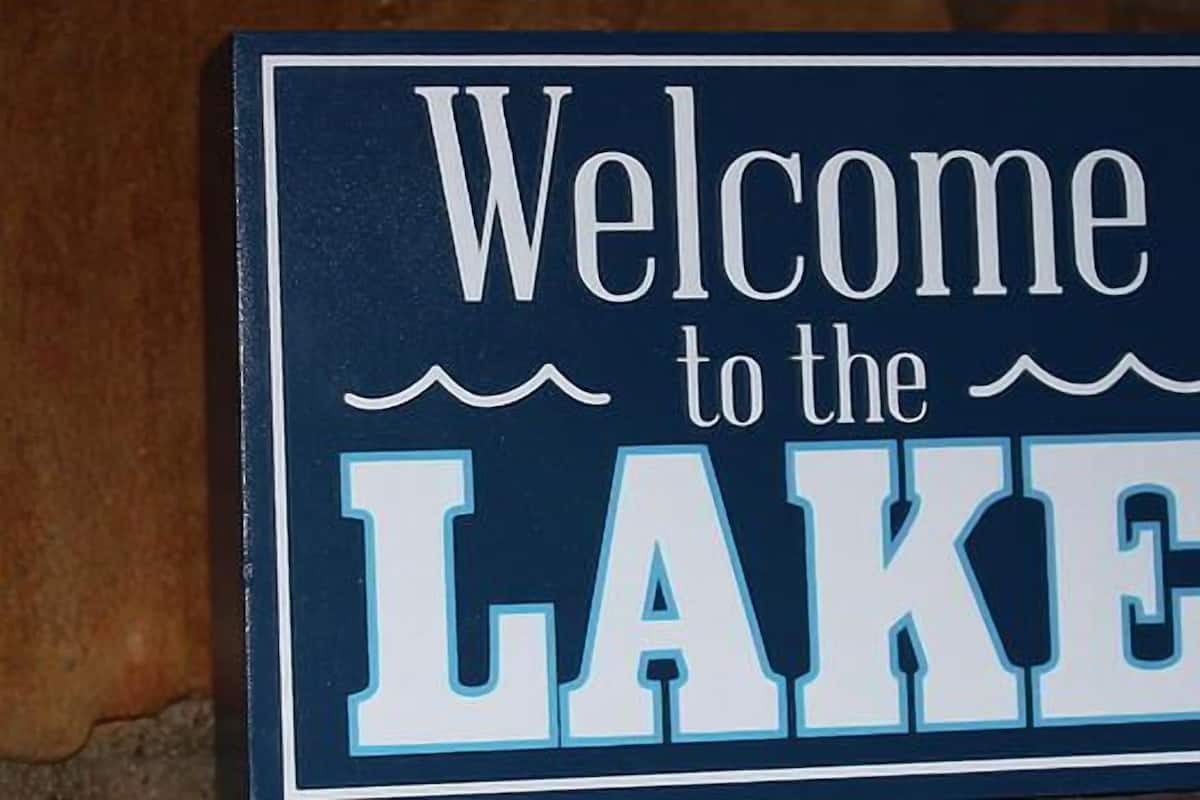 A welcome sign to the lake.