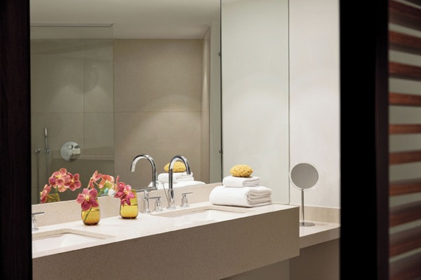 Separate tub and shower, jetted tub, rainfall showerhead