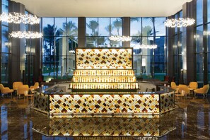 15 bares o lounges, 4 bares junto a la alberca, bar en la alberca