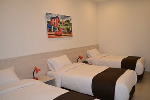 Triple Room | In-room safe, iron/ironing board, free WiFi