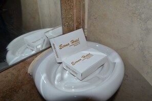 Shower, free toiletries, towels