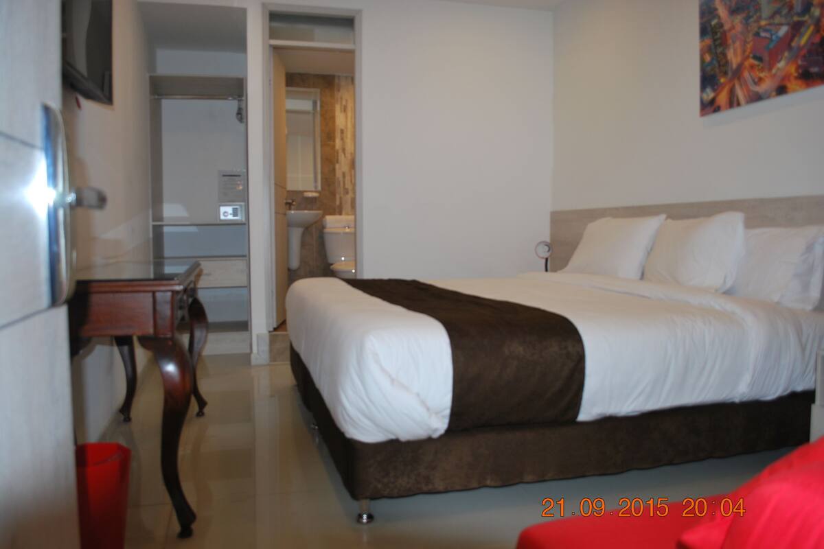 Suite | In-room safe, iron/ironing board, free WiFi