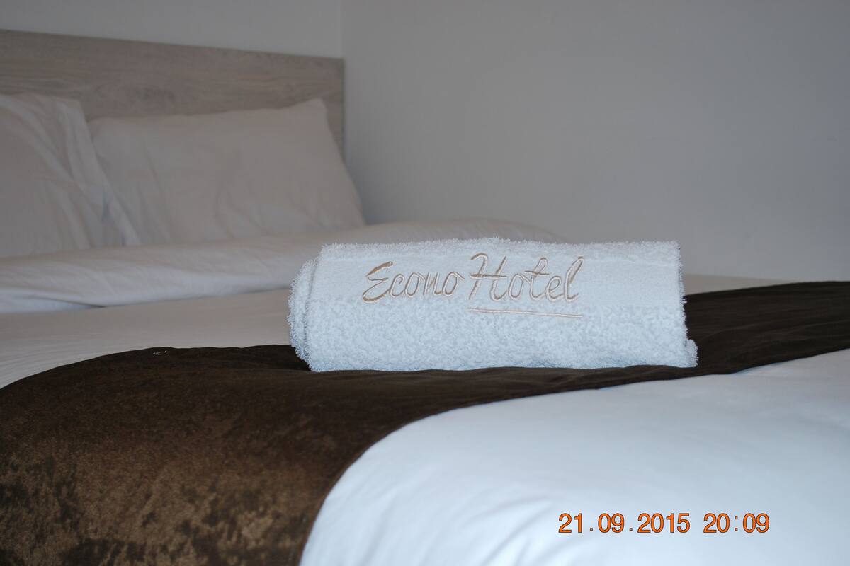 Single Room | In-room safe, iron/ironing board, free WiFi