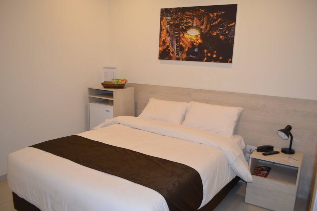 Double Room | In-room safe, iron/ironing board, free WiFi