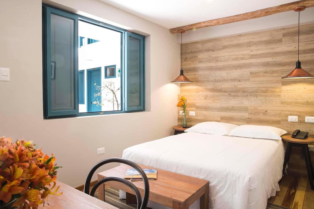Ropa de cama de alta calidad y caja de seguridad en la habitación