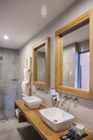 Signature Suite | Bathroom | Shower, towels - Abittare Hotels (Cusco)