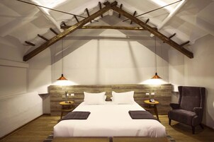 Ropa de cama de alta calidad y caja de seguridad en la habitación 